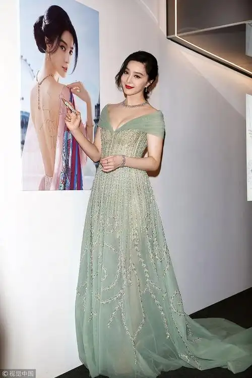 图片来源:林敬原/视觉中国日前,范冰冰一袭绿色深v仙裙出席活动,好