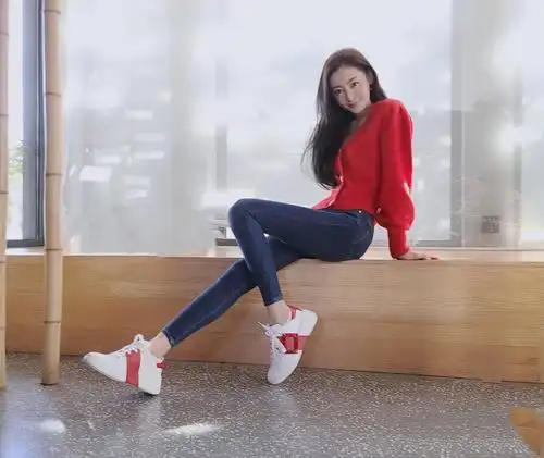 张天爱隧道里拍大片,身穿黑色连衣裙精致又高级,大长腿十分抢镜