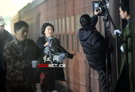 周冬雨版杨开慧妆容曝光 寒风中追车戏连拍