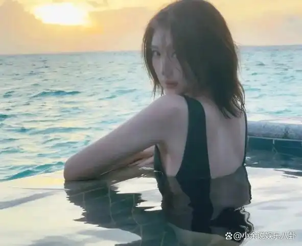 毛晓彤泳装秀:小小身板,无尽肥美!