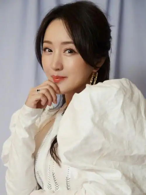 50岁杨钰莹最新近照曝光发量浓密状态如少女一般