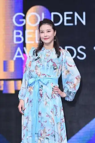 53岁周海媚依旧美得耀眼,蓝色连衣裙少女感十足