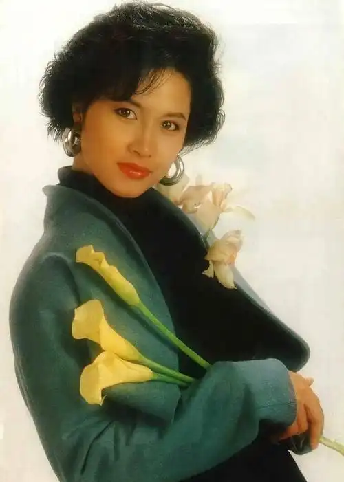 年轻时邵美琪有多迷人穿廓形外套戴编织帽短发也美出名媛范