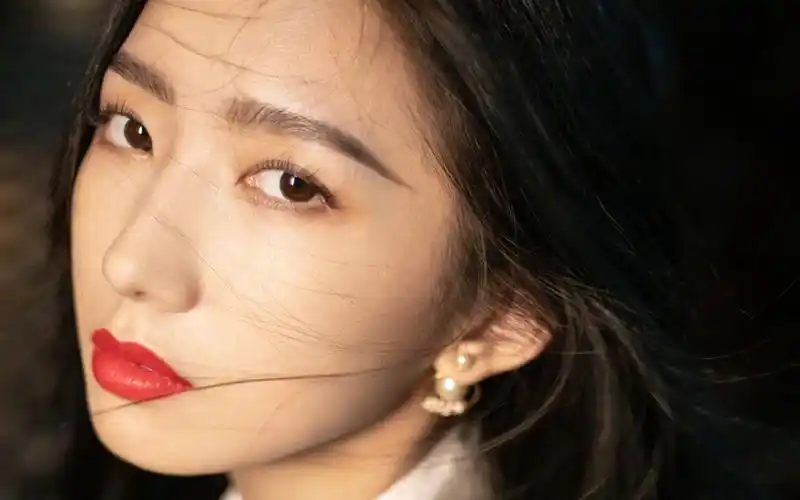 孟美岐灰色西装知性性感图片壁纸