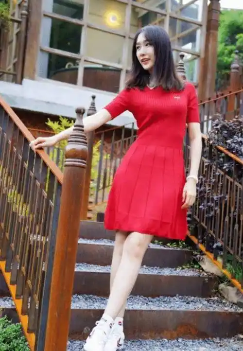 雷佳音罕见携妻走机场,38岁翟煦飞白衣白裙少女感太强,两人同框似父女