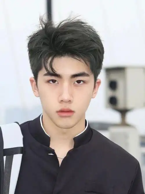 男生发型三七分