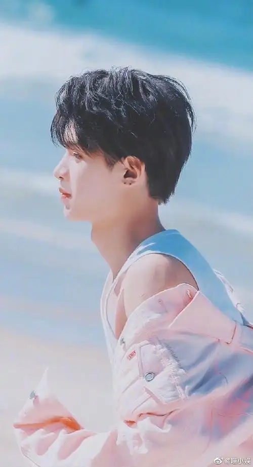 侧颜帅哥图鉴#感受一下黄明昊的完美侧颜 致命喉结鲨,双重性感完全