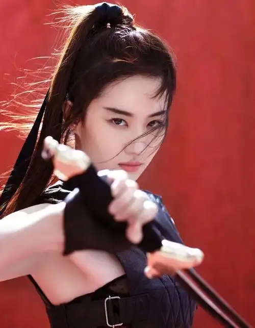 巴黎时装周最后一天刘亦菲和她也够不着的男人一起上了热搜