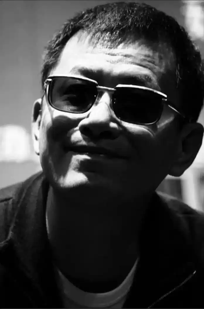 王家卫的墨镜.王家卫有眼疾,故不离墨镜.恰是这墨镜让他摆脱了 - 抖音