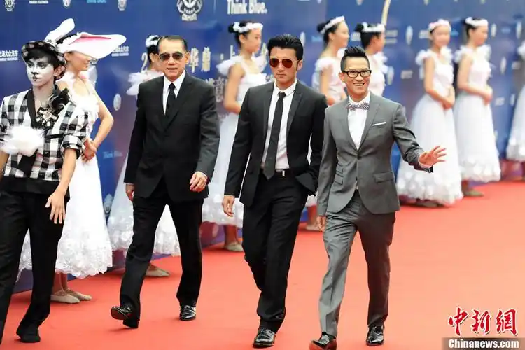 谢霆锋,张家辉,杨受成亮相华鼎奖红毯