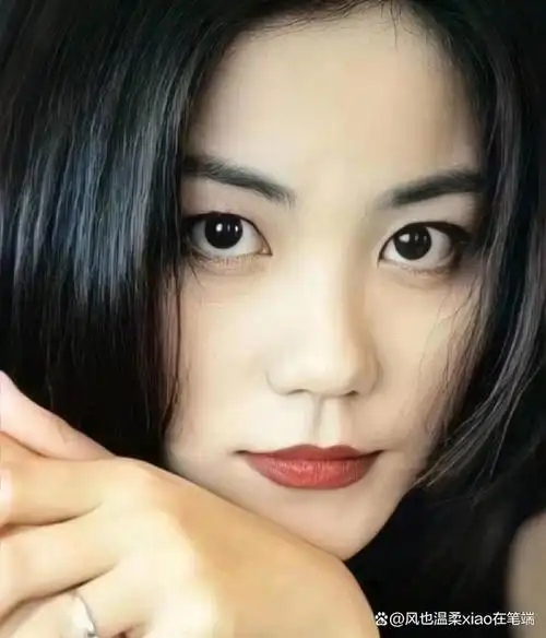 王菲年轻时和谢霆锋同框合影,她看着谢霆锋的眼神真的很深情啊!