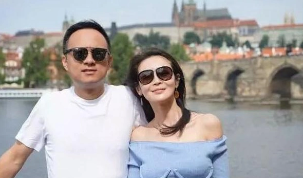 她放弃外交官做演员,出道13年0绯闻,38岁被丈夫宠成公主