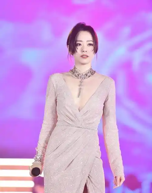 张靓颖真够靓,穿白色连衣裙像极了自由女神,粉底太厚像面具_时尚_身材