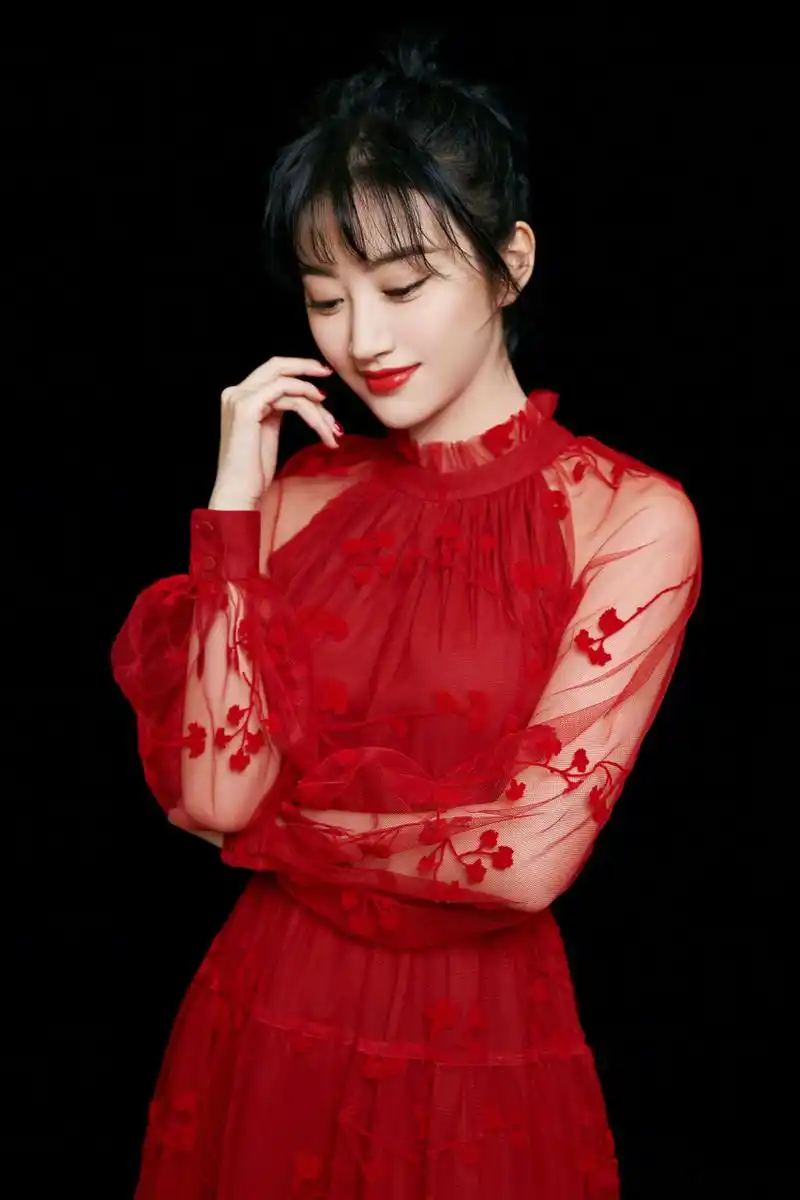 连续两年登上春晚的景甜 ,今年和秦岚,江疏影,tfboys,吴磊等一起献唱