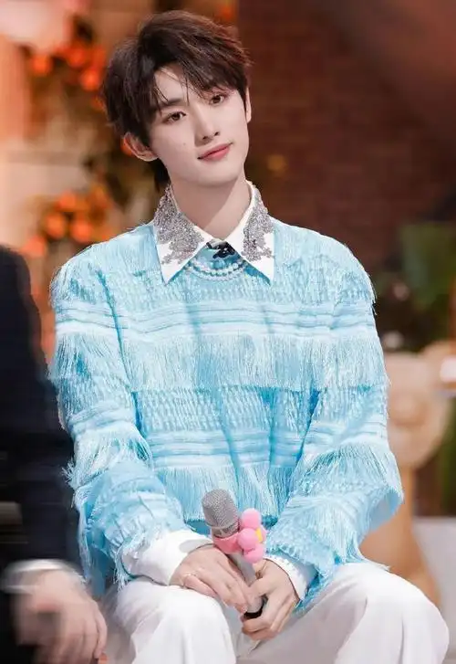 张艺兴认证丁程鑫是好6团团宠#是年龄最小的弟弟啊,不宠他宠谁呢