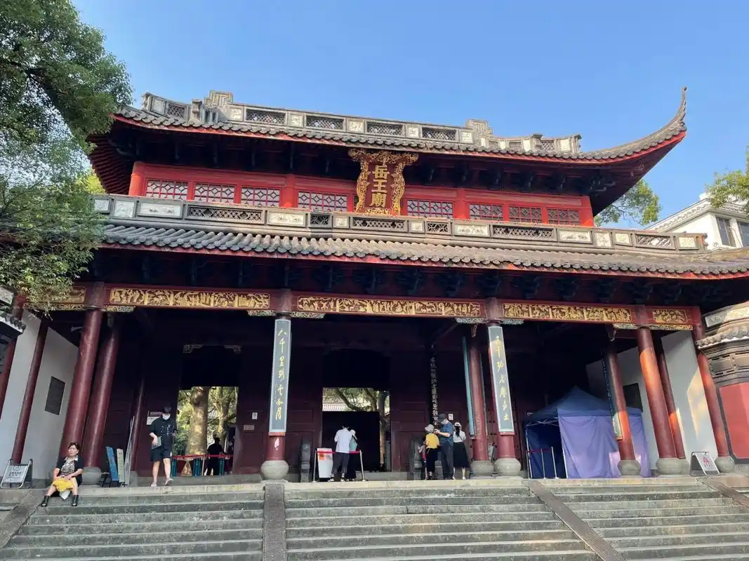 《参观岳王庙》 《参观岳王庙》 岳王庙位于中国浙江省杭州市西湖景区