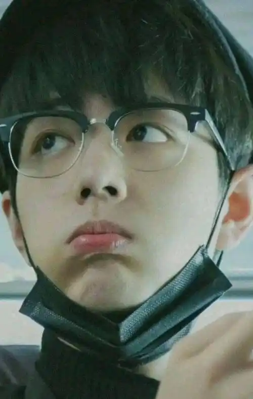 肖战嘟嘴照片有很多,在一次采访时,肖战也曾表示无论是表演说台词