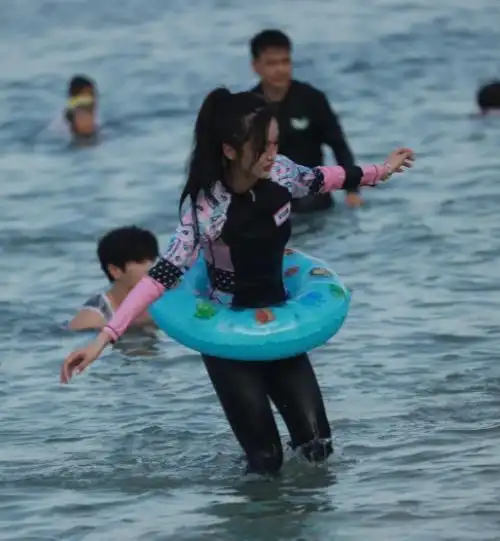 吴宣仪第一次挑战冲浪当她落入水中后网友这谁能扛得住