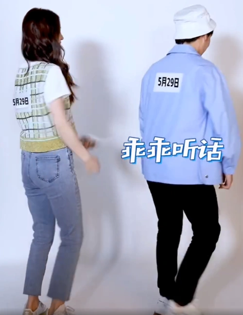 原创杨颖身高165,郭麒麟170,叉腰时看清腰线对比:这咋解释?