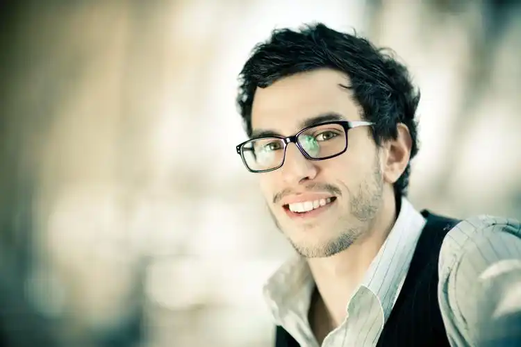 戴着黑边眼镜的男人图片