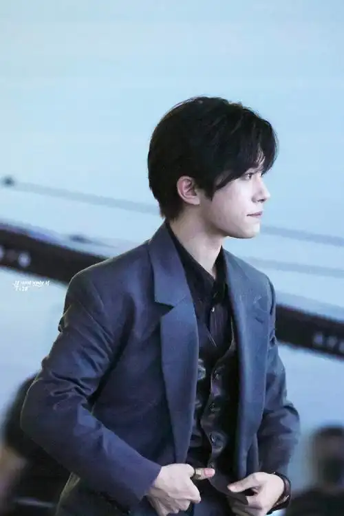 我自愿俯首称臣0699@tfboys-易烊千玺    0510时尚芭莎台下