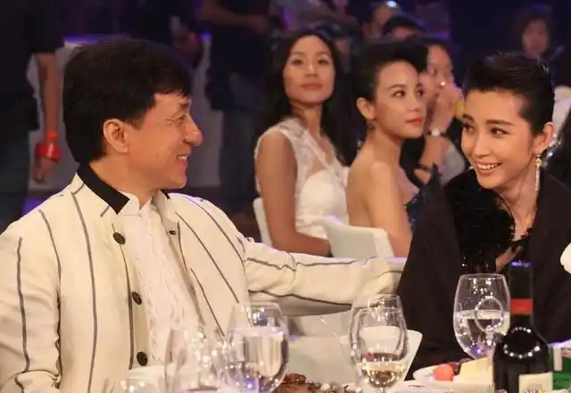 成龙搂着李冰冰