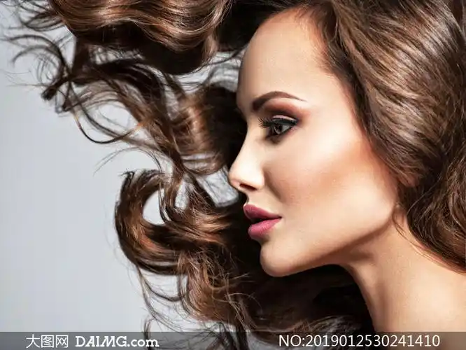 妆容卷发美女人物侧面摄影高清图片