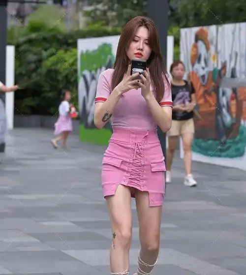 半袖针织衫绑带半身裙搭配全粉色渐变设计清甜减龄显气质