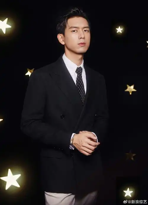 出发图#@李现ing湖南跨年晚会出发图9615西装领带造型又正又帅