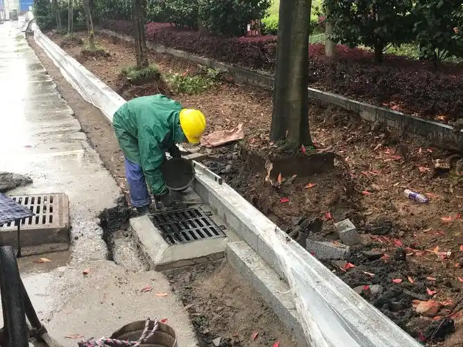 改造段,雨水篦施工.