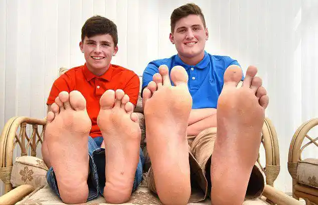 英国15岁男孩有大脚 穿54.4码大鞋破记录
