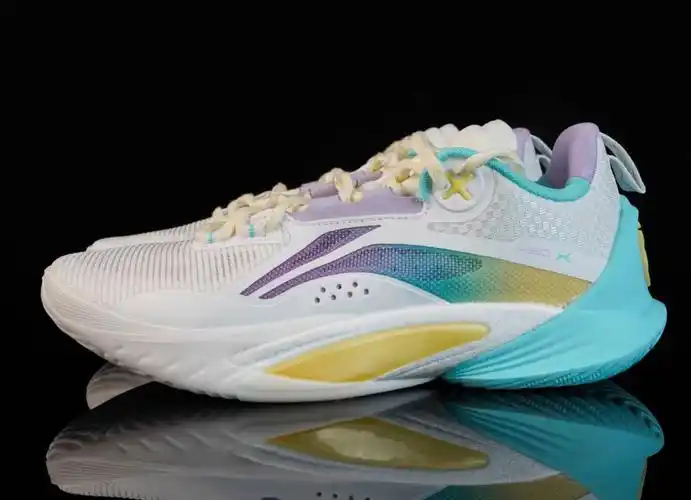 平足,低足弓,标准足弓,哪怕高足弓也能通过拉紧鞋带得到很好的贴合感