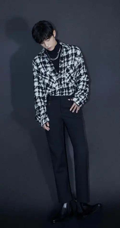 肖战#@肖战工作室我想看这样的肖战大长腿全身照 先谢谢你了#肖战我