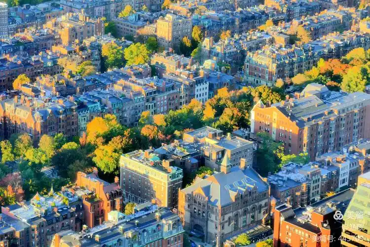 夕阳西下,从高空俯瞰波士顿这个古老,最有文化价值的城市.