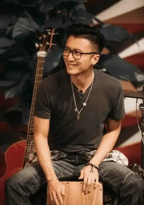 谢霆锋为何如此钟爱王菲?看看他14岁时的所作所为就明白了 .