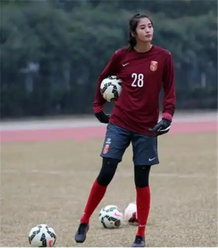 1米88女足女神晒自拍!她能力才华俱佳 颜值身材一流