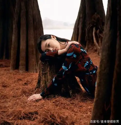 她演《伪装者》迅速蹿红,今穿背带呢子裙,配小皮鞋优雅知性