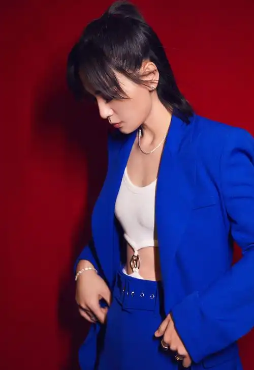 > 周笔畅率性利落性感写真图片(6/9)