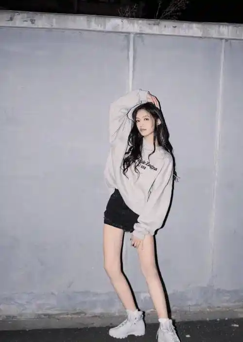 林允的"直女坐"火了,双腿呈倒l型,一般人模仿不来_look_时尚_穿着