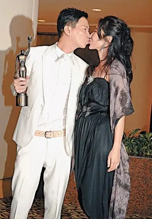 55岁tvb女神下嫁龙套男隐退这才是娱乐圈最美爱情