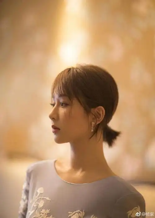 杨紫这次新造型惊艳了,一头短发干练十足,这"小揪"属实抢镜!