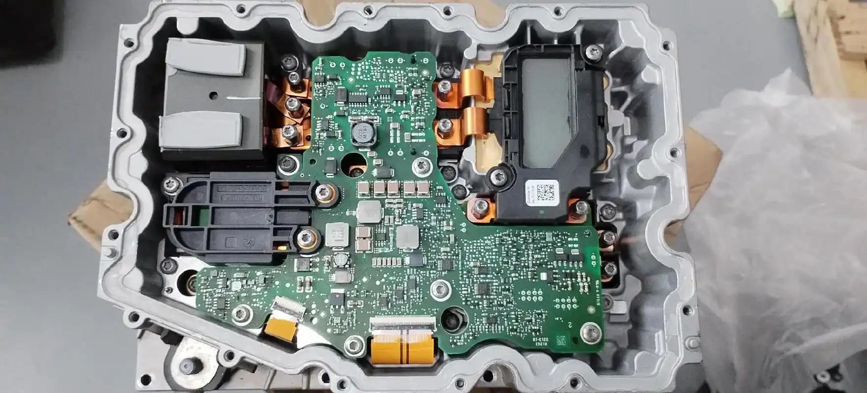 德系豪车电机控制器拆解完成.