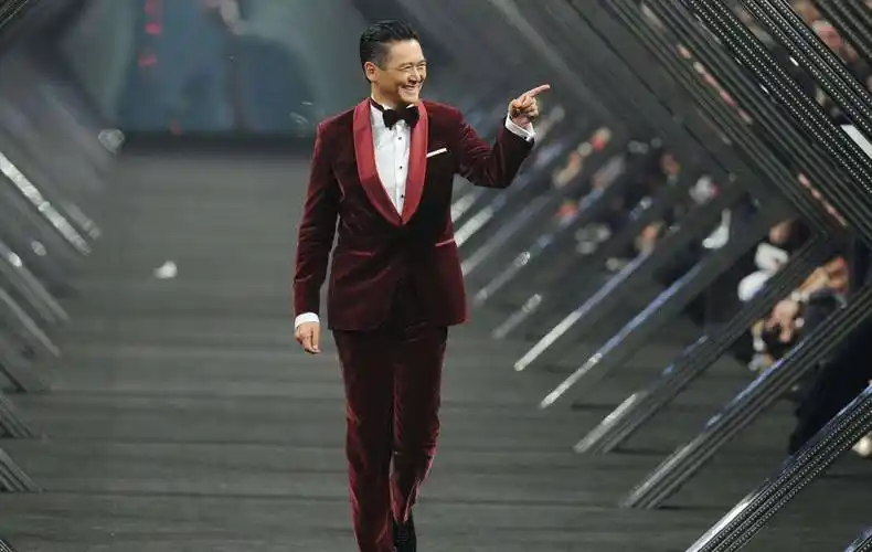 原创两代男神同框180周润发遇179黄晓明谁谎报身高一目了然