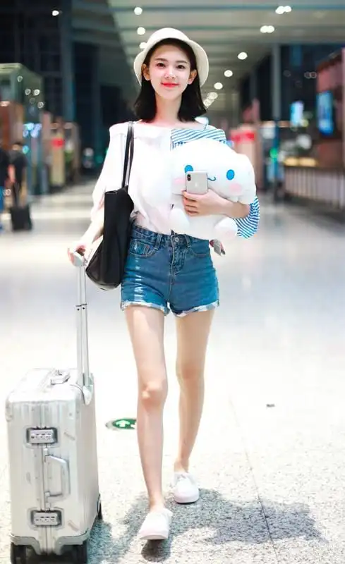 此次现身,身高170的陈瑶可谓是真的瘦到了极致.