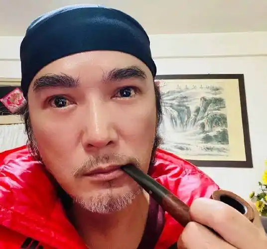 90的网友们看到现在的焦恩俊会不会想起当年追剧的样子,女子坐在电视