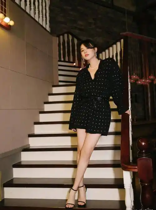 马思纯胖了也洋气,穿抹身材裙配黑西装出席活动,好在气质撑住了_黑色