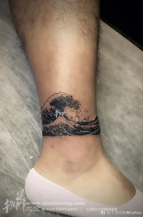 小腿黑灰海浪纹身图案