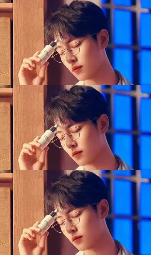 肖战超话#肖战#xz#肖战肖春生#风衣小王子,很阳光,俊逸!