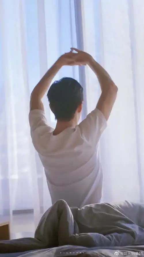 肖战超话#网友偶遇肖战休假逛街#网友拍到肖战悠闲散步休假的背影啦