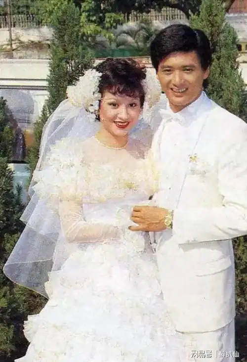 承诺百年后捐钱片场假戏真做暴打利智周润发到底是怎么样的人